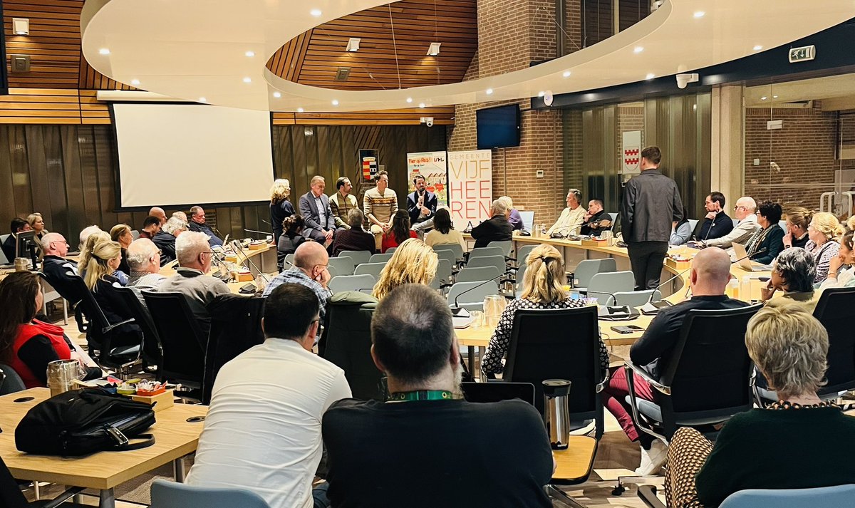 Een open gesprek vandaag tussen college, raadsleden én ambtenaren van <a href="/5heerenlanden/">Gemeente Vijfheerenlanden</a>. 
Dit keer werden de leden van de raad bevraagd. 
Wat mogen we van elkaar verwachten?
Realiseert een raadslid zich hoe hard een kritische opmerking bij een ambtenaar kan aankomen?
Hoe kunnen we