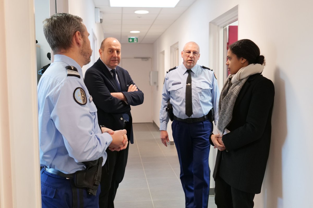 🔒 Sécurité renforcée grâce à la vidéoprotection

Ce 16 janvier, un poste de visionnage déporté de vidéoprotection a été mis en service au sein de la gendarmerie de Jayat en présence de Marianne Tessa, directrice de cabinet et des élus, marquant une étape importante pour la