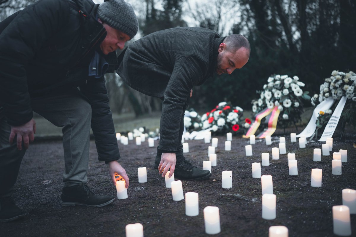 RonnyKumpf's tweet image. Heute ist der 80. Jahrestag des Bombenangriffs auf #Magdeburg, bei dem tausende Menschen starben, hunderttausende obdachlos wurden und die Altstadt zu mehr als 90 Prozent zerstört wurde. Im Gedenken an die Opfer haben meine Kollegen Oliver #Kirchner, Hagen #Kohl und ich heute auf