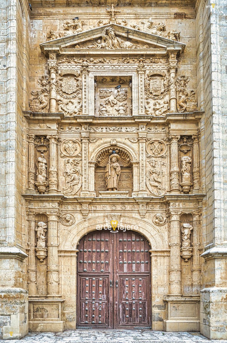 Portada renacentista de la iglesia de Santiago, Medina de Rioseco (#Valladolid). Esta genialidad fue construida por Rodrigo Gil de Hontañón en 1547
#FelizJueves #photography