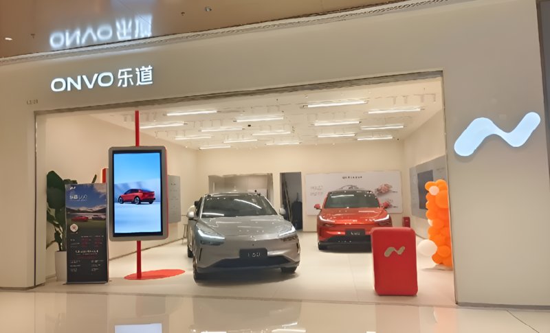 En China hay que vender coches eléctricos como sea: la marca Onvo de NIO ha sido pillada obligando a sus empleados a comprar vehículos con la amenaza del despido si no lo hacen. Con estás estrategias y con las innumerables ayudas publicas normal que vendan tanto allí...