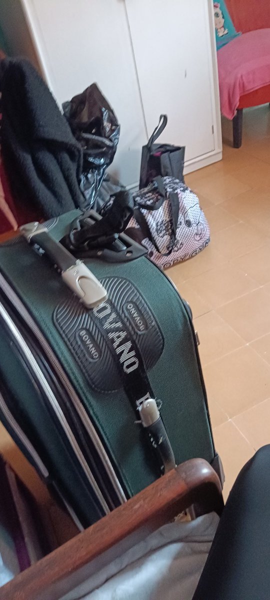 Pues ya llegué a mi casa, con toda la flojera del mundo para desempacar :'v jeje (faltan dos maletas en la foto) alguien que me conecte la computadora porfa 😅