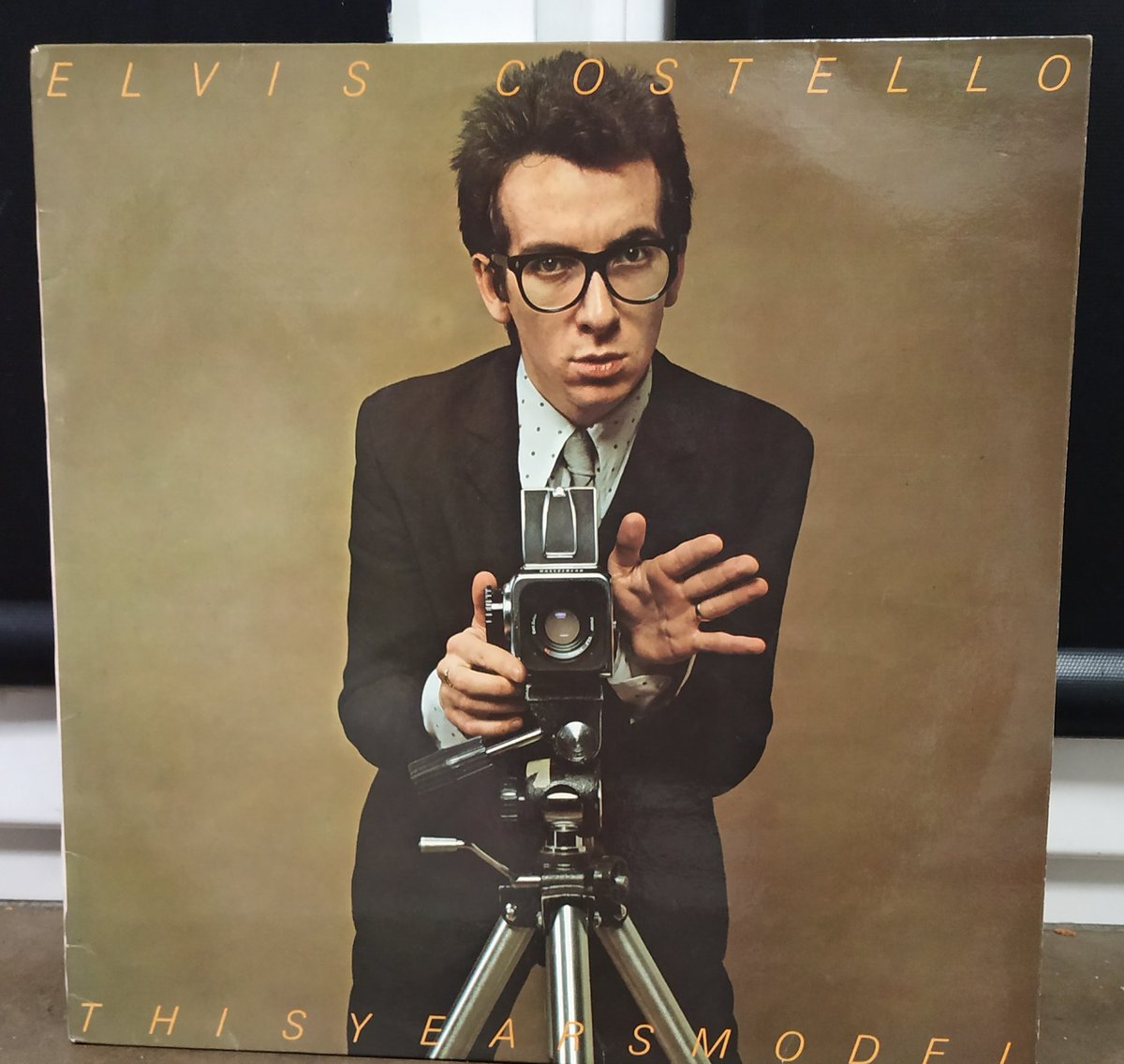 IkerBarandiara's tweet photo. Tarteka gozoegia bada ere, esango nuke abesti batzuk oso ondo zahartu direla. Edo agian gaztetu, izan ere seme txikienak zer den galdetu dit eta tarareatzen ibili da!!?!
#elvidcostello #newnewwave? #aitatasuna #zailtatasuna https://t.co/tNQXYK3Nec