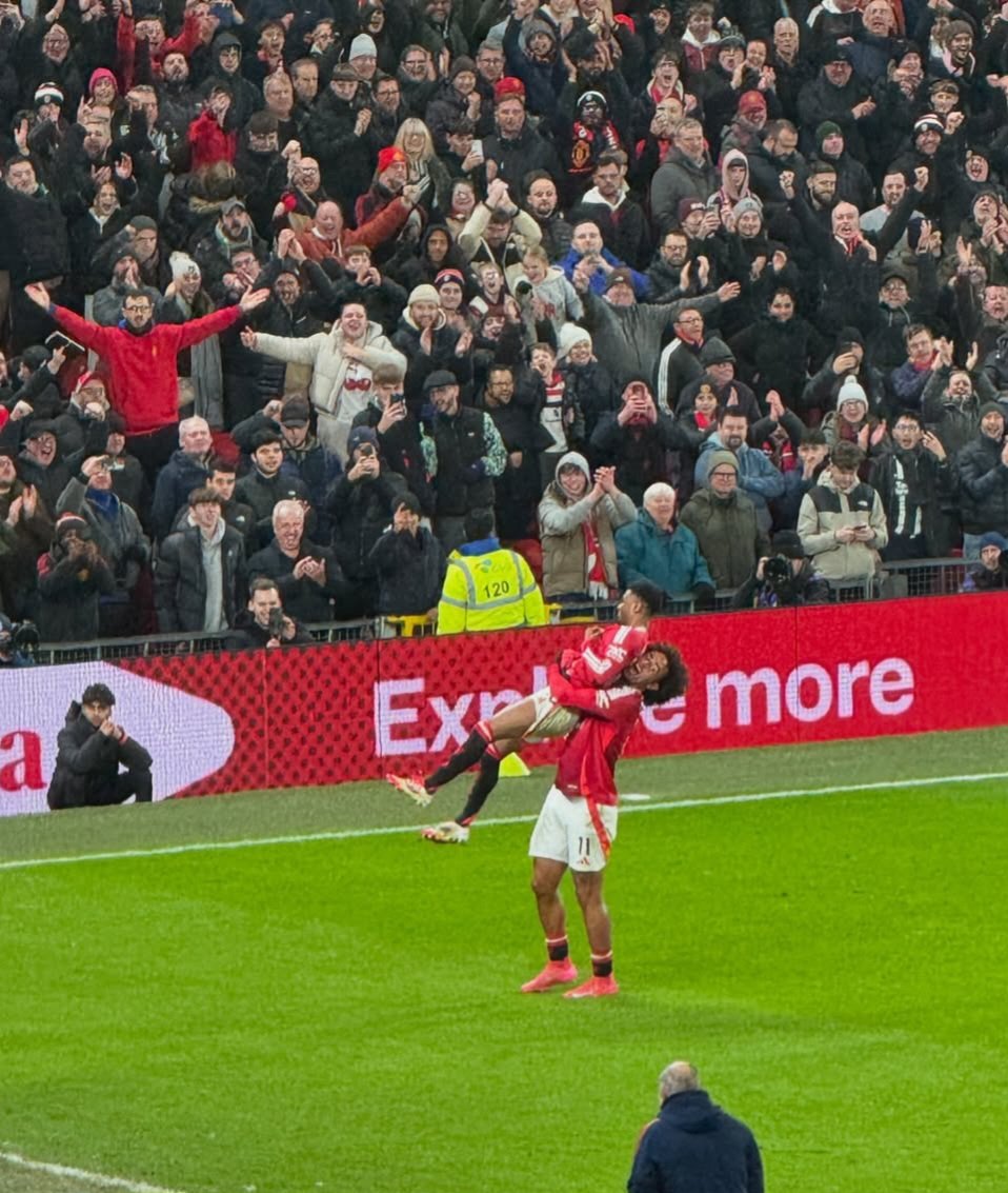 UtdFaithfuls's tweet image. Zirkzee was all of us to Amad. ❤️

[📸 - @lauriewhitwell]