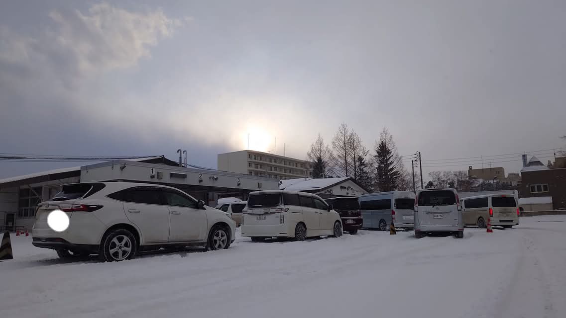 marumanmotors's tweet photo. 検査待ち。雪は降ってますけど、このくらいだと降ってるうちに入らないくらいです😅
#持込検査 #車検 #ハリアー #ZSU65W #3ZR #札幌運輸支局 https://t.co/NiUkUsId9p