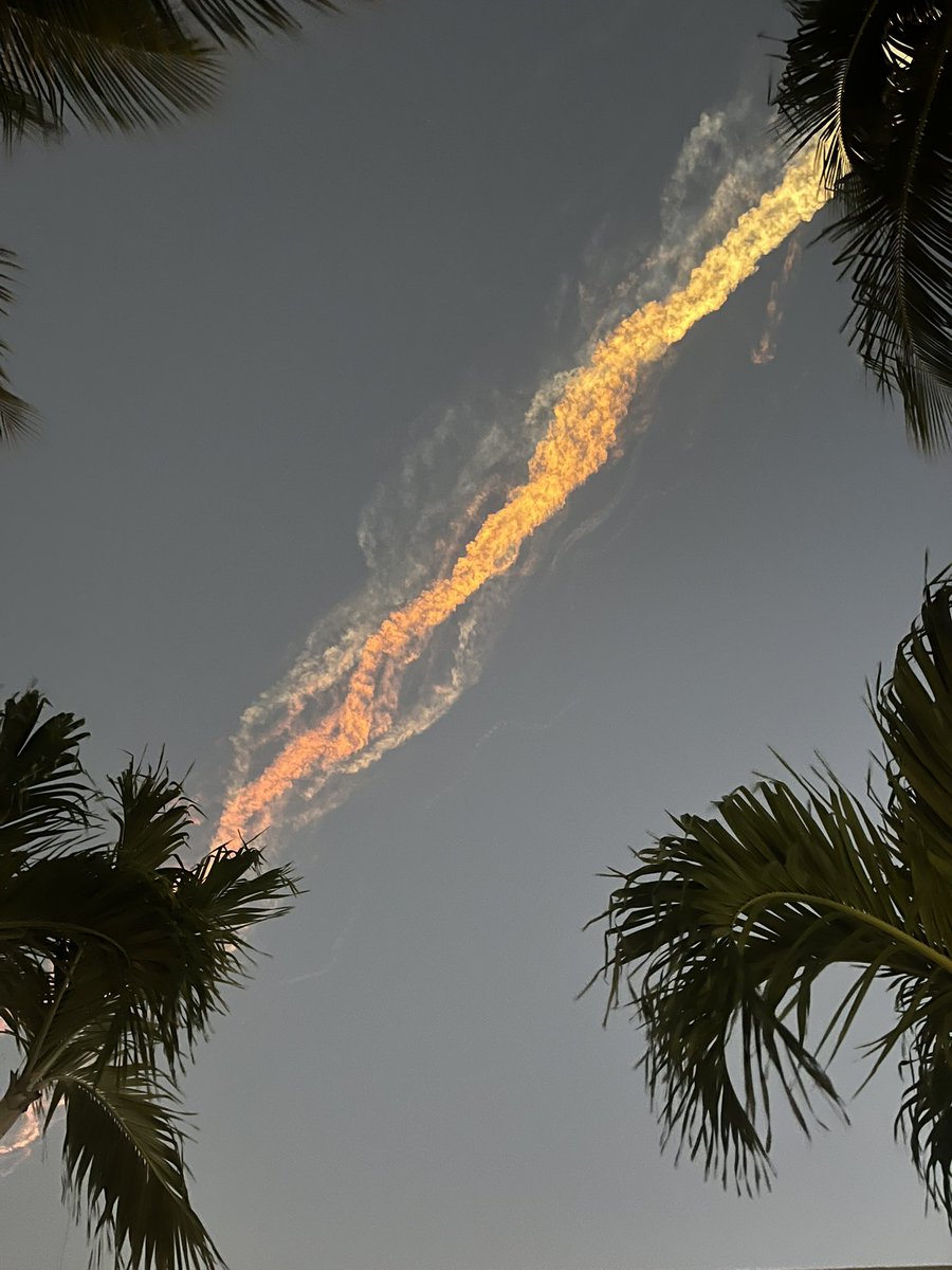 MeghanSteere's tweet photo. I never post on here, but we are in Turks and Caicos and just witnessed this. It started by looking like the moon with fog across it, then looked like a star, started moving, and then this happened. It sounded like thunder once it finished. What is this? @joeroganhq @elonmusk https://t.co/mWj9fCQaYg