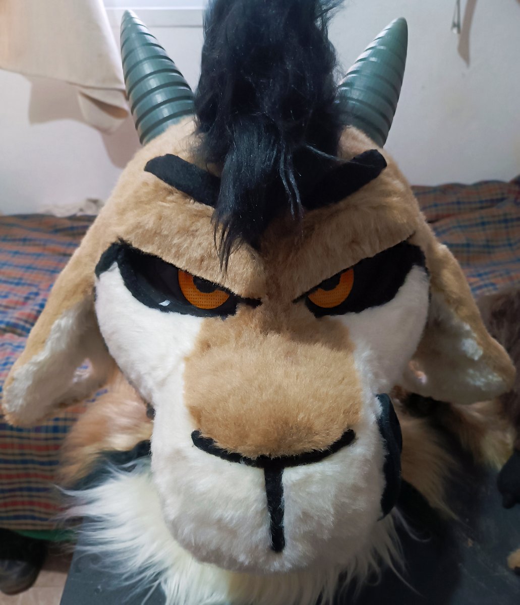 theruskyfactory's tweet photo. Sorin la cabra! 🐐

#Fursuit Parcial con extras!
- Head
- Paws (5 dedos)
- Mangas
- Cuernos 3D removibles con imán!
- Cola
- Ojos 3D con imán
- Cejas y 3 pares de Párpados
- 2 Lenguas removibles
- Ventilador añadido

~ Hecho en Julio 2024 🪡🧵 https://t.co/5fNpnZ12GI