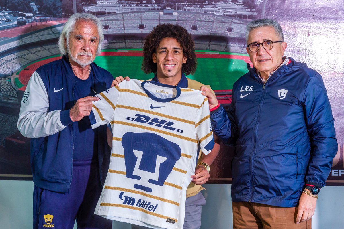 PumasMX's tweet photo. ¡Bienvenido "Coco"! 🐾

El Dr. Luis Raúl González Pérez, presidente del Club Universidad Nacional, junto al vicepresidente deportivo, Miguel Mejía Barón, felices por la firma del contrato de @Acarrasquilla18  quien llega a Pumas para reforzar la plantilla del Clausura 2025. 🤝

#DePumasSoy #OhUniversidad