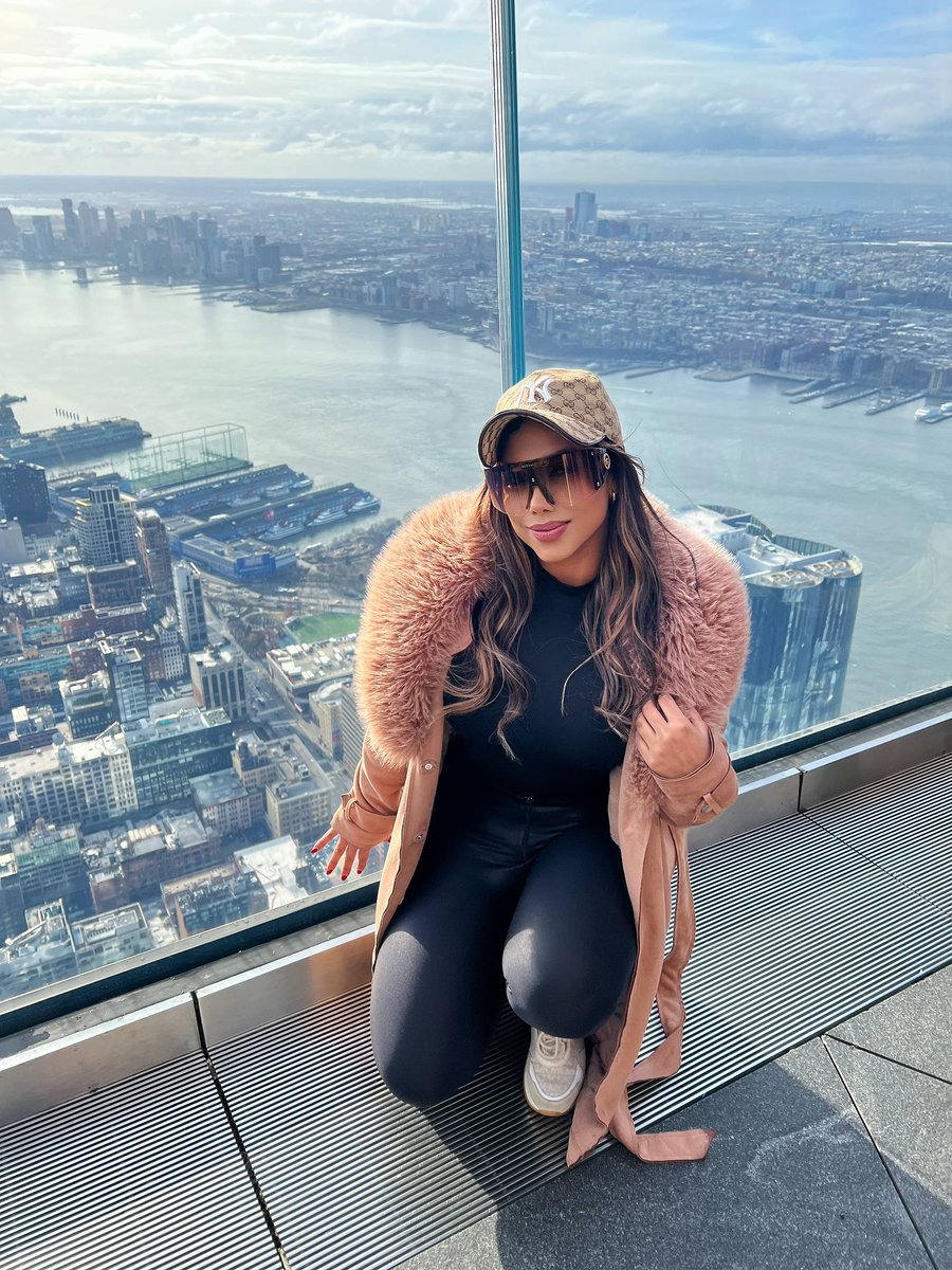 KaryRodriguezS's tweet photo. Así anda mi autoestima bbs 🤭😮‍💨 #tbt de mi viaje a #NewYork en diciembre 🪬 https://t.co/OC0bu8hSkN