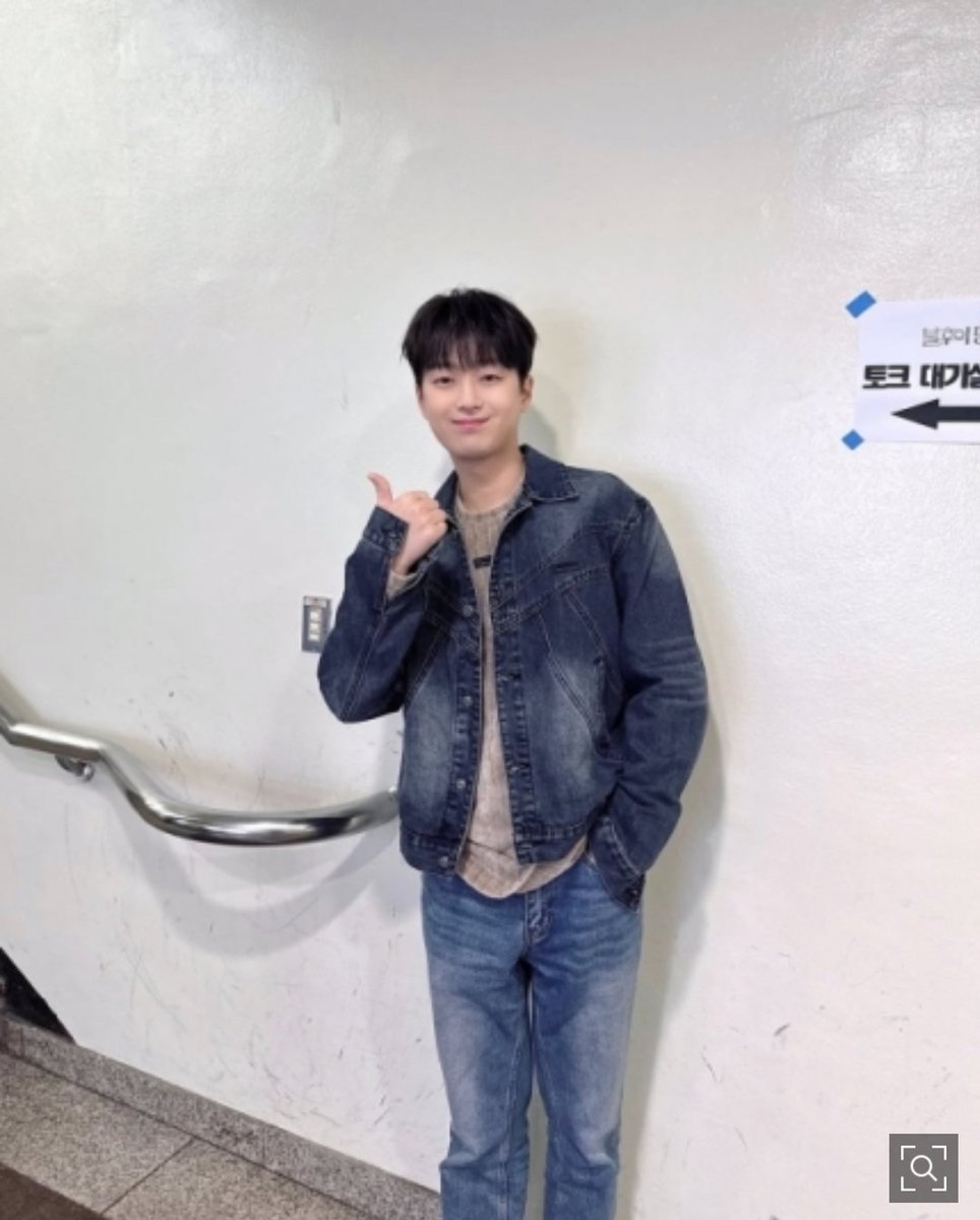 chanddobaragi's tweet photo. '찬또배기' 이찬원, 팬심 저격하는 청청패션 (출처 : 네이버 스포츠) https://t.co/JNqvfVzRZ2 https://t.co/tHEvTSlIFZ