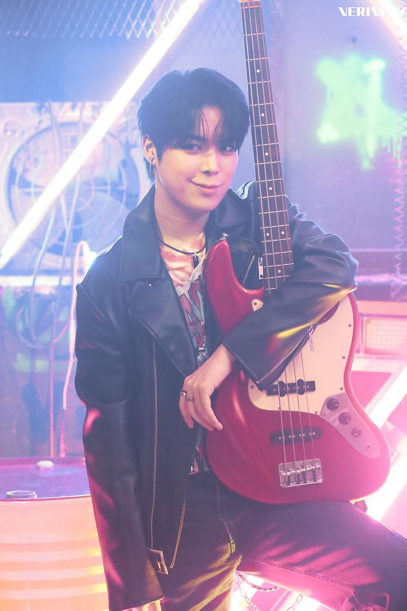 illusion_fixy's tweet photo. This Jongho and this Yeonho are my biggest hear me out!! ROCKSTAR AU for both of them! (My 2 Main Vocalist Bears) https://t.co/lW43ITq7zq