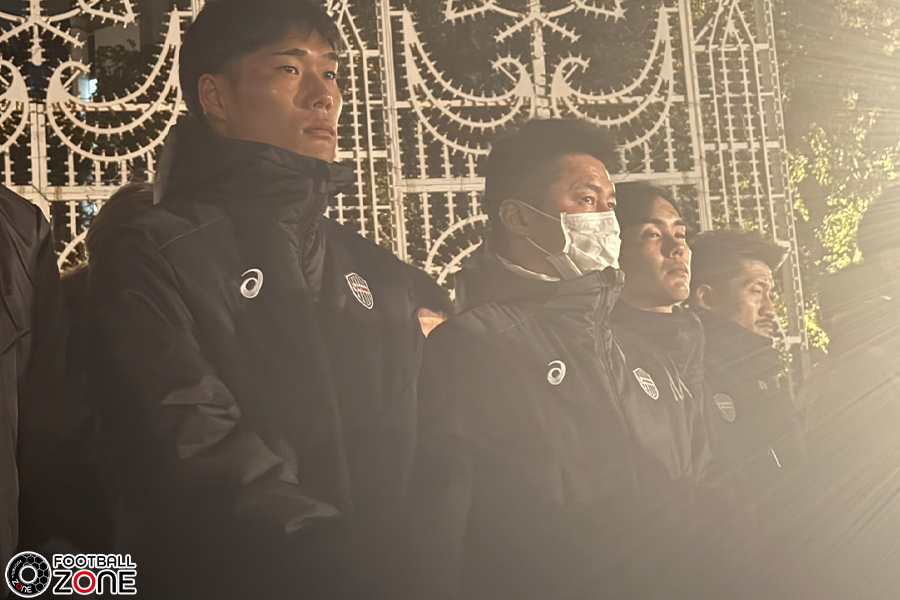 zonewebofficial's tweet photo. 選手たちが明かした震災への思い🗣️

キャプテンの #山川哲史
💬「兵庫県出身じゃない選手が多いし、年齢的にも経験していない選手が多い。

でもやはりヴィッセル神戸がこれまでどうやって育ってきたクラブなのかというのを知る機会でもあるし、自分がこのチームにいる意味を考えるきっかけになる」

昨季MVPの #武藤嘉紀 
💬「自分たちがこうやってサッカーができているのも普通じゃない。この神戸という地でサッカーをやらせていただいて、今こうやってサッカーをできることが幸せだと改めて感じました。

だからこそ神戸の方々に多くのパワーを与えていかなければならない。もう3年半以上いて自分的には第二の故郷だと思っている。

語り継いでいただいたものをしっかり汲み取って、これからもその思いを引き継いでいかなくちゃいけない」

#阪神淡路大震災から30年 #vissel