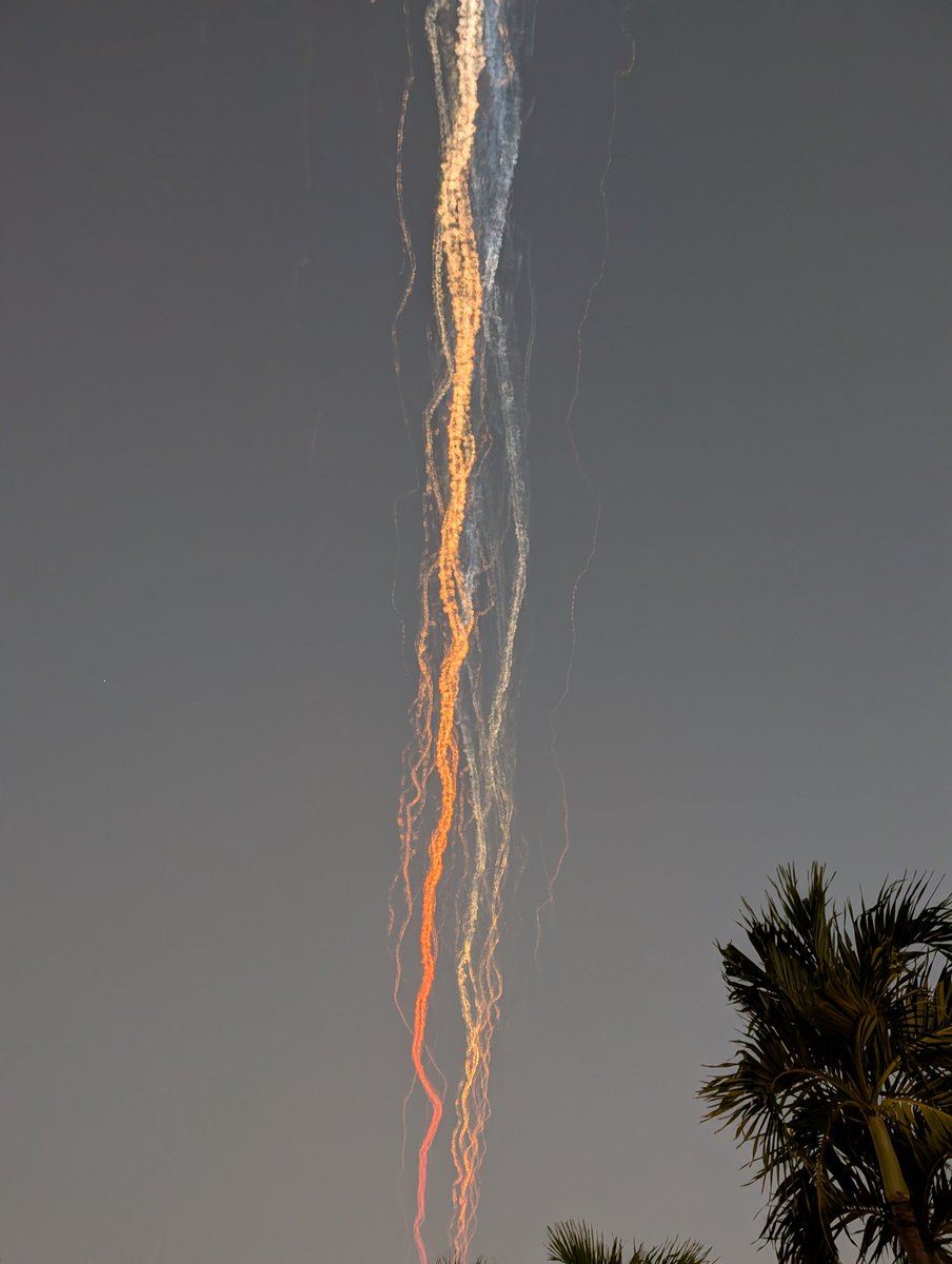 JsLampe's tweet photo. Another of the #spacex debris trail over Turks and Caicos https://t.co/Lb6DR8Kkiu