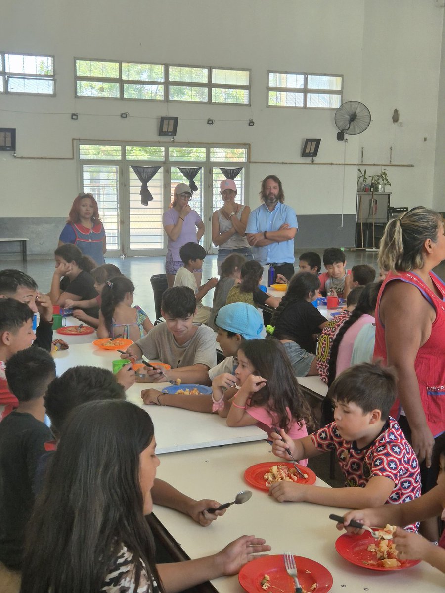Leot14's tweet photo. En PBA continuamos recorriendo las Escuelas Abiertas en Verano🌞.
En📍#LomasDeZamora visitamos la sede de la EP 53, donde niñ@s participaron de actividades recreativas ,deportivas y artísticas.
#BuenoBonitoBonaerense
👉🏻PBA💙
@Kicillofok @fotermin 
@AlbertoSileoni @pablourquizaok https://t.co/aCpiyWCBgT