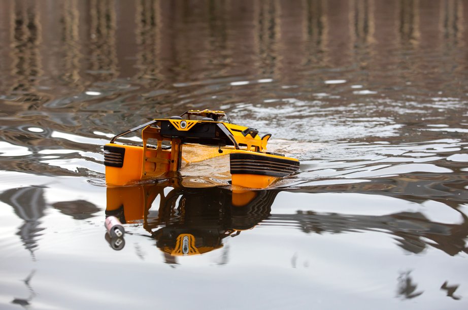 🤖 What is the little yellow catamaran in the Hofvijver?

It's a Jellyfishbot. The remote-controlled electric robot will collect and remove waste in the pond. Easy, quiet, clean and safe for underwater life 🐠!

If the Jellyfishbot is a success, it could be used in other spots.