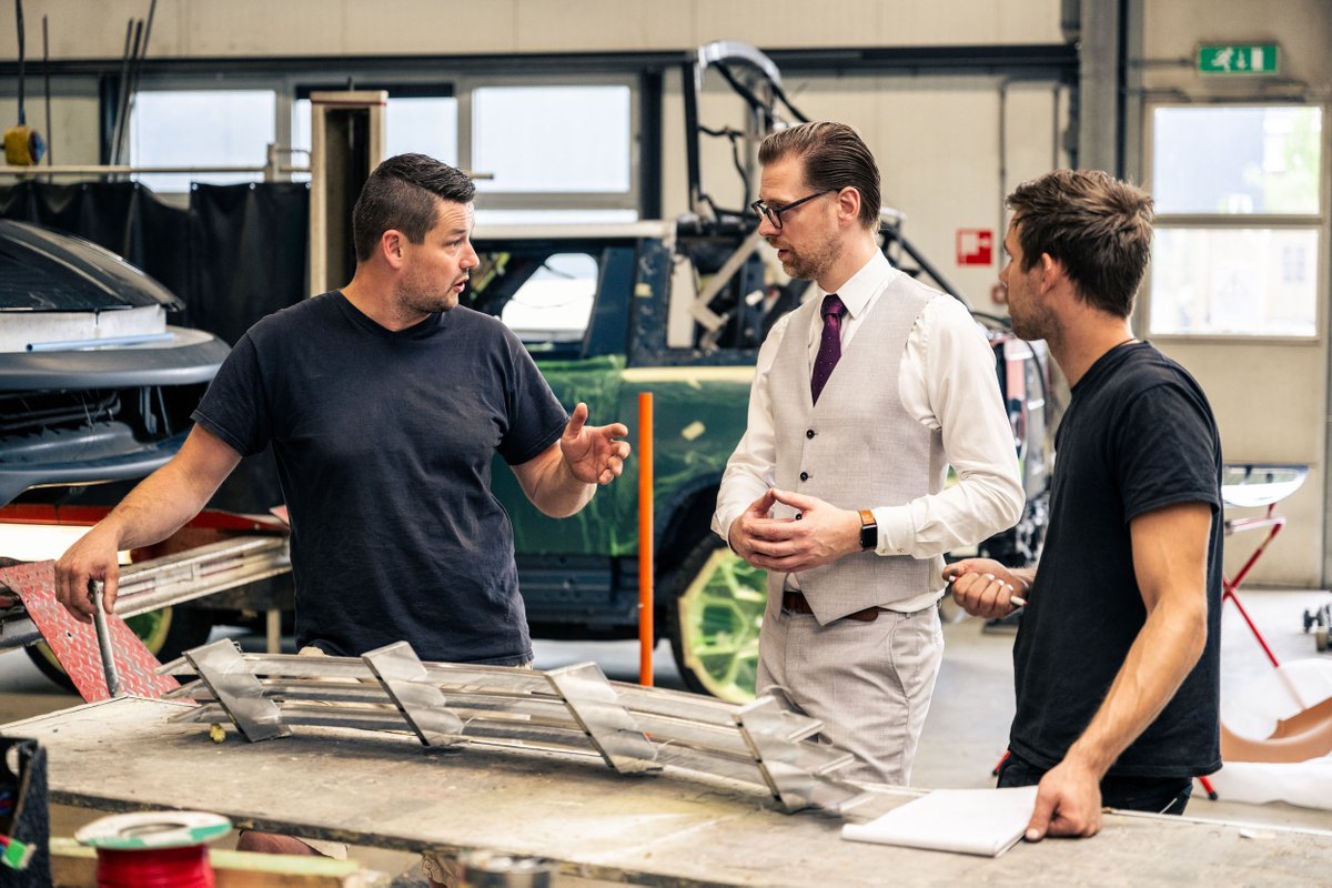 NielsvanRoij's tweet photo. #Daytona #ShootingBrake Hommage
Through a collaboration with a diverse team of seasoned #coachbuilding experts, skilled mechanics, talented #craftspeople, #upholstery specialists, #CADdesigners, and numerous others this one of one bespoke piece of car design is being built. https://t.co/qWuOs1BGoO