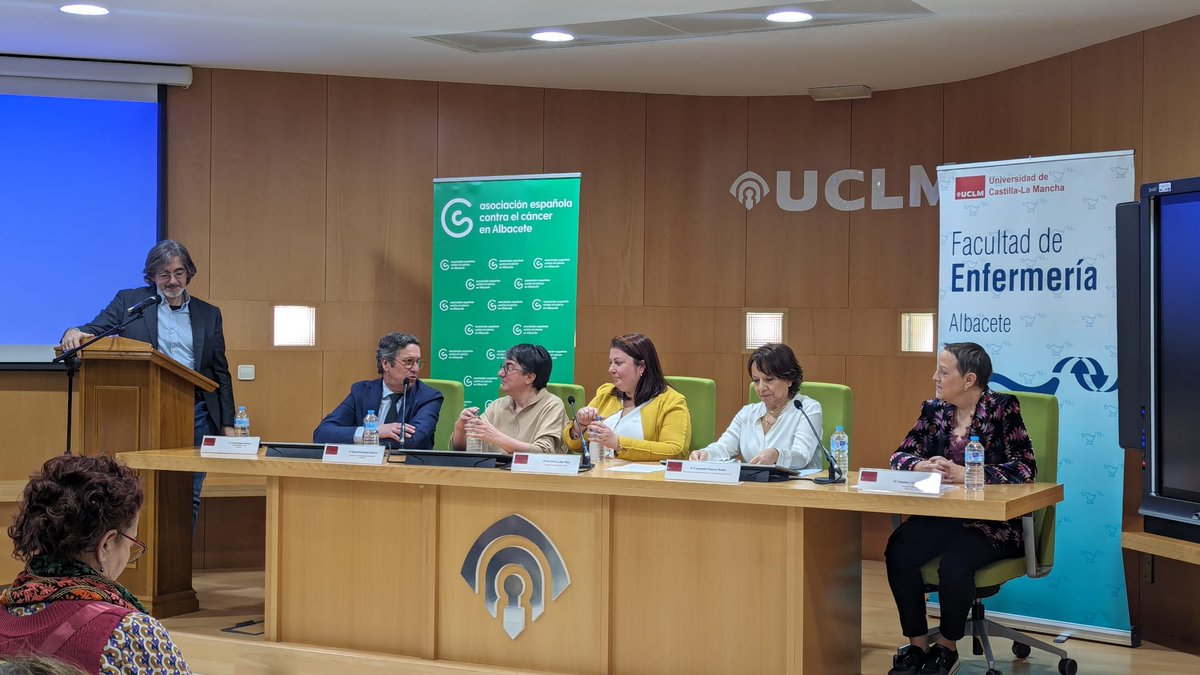 Un día muy importante para el avance en la humanización de cuidados al paciente oncológico, enhorabuena a <a href="/EvaGalanMoya/">Eva Galán</a> por la Cátedra AECC-UCLM, un paso más de la mano de @aecc y <a href="/Enfermeria_Ab/">Enfermería AB UCLM</a>