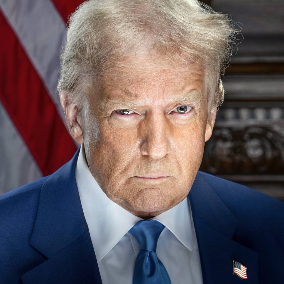 TheCryptons's tweet photo. Donald Trump va a aparecer en el histórico de las fotos de los presidentes de EE.UU. con esta cara, es histórico.

Si haces zoom, se ve en su ojo el logo de Bitcoin. https://t.co/H4u8dHRH3t