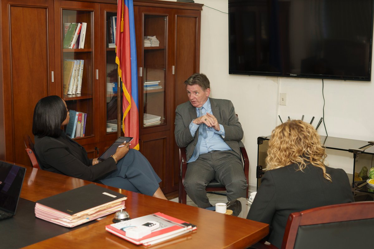 kathiaverdier's tweet photo. Ce jeudi 16 janvier 2025, j’ai eu l’honneur de recevoir, en une audience courtoise, l’Ambassadeur extraordinaire et plénipotentiaire des États-Unis d’Amérique auprès de la République d’Haïti, S.E.M Dennis Bruce HANKINS. Ensemble, nous avons échangé sur les conditions globales de nos compatriotes vivants aux USA, certains aspects la sécurité, entre autres.- 

Au cours de cet entretien, de nouvelles pistes de collaboration entre l’Ambassade des États-Unis en Haïti et le Ministère des Haïtiens Vivant à l’Etranger (MHAVE) ont été explorés, notamment en matière d’appui technique, de la création de canaux d’échanges entre les deux institutions sur des services précis, dans le strict intérêt de la diaspora haïtienne aux USA.

Mon engagement envers Haïti et sa diaspora, selon la mission du MHAVE, se renforce jour après jour. La contribution de la diaspora dans la bataille engagée par le Président du CPT, S.E. M Lesly VOLTAIRE et le Premier Ministre Alix D. FILS-AIMÉ pour le relèvement d’Haïti est capital; et je suis convaincue que le peuple haïtien vaincra.
 
#MHAVE #diaspora #Haiti