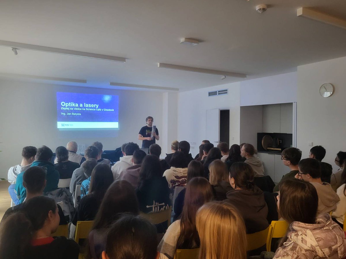 KnihovnaChodov's tweet image. Na dnešním #ScienceCafé jsme se dozvěděli spoustu zajímavostí o světle a souvisejících jevech i technologiích od fyzika Jana Batysty ze skvělého projektu @Zeptej_se_vedce.  
Díky za návštěvu u nás v Chodově! 👍❤️#GoScience!