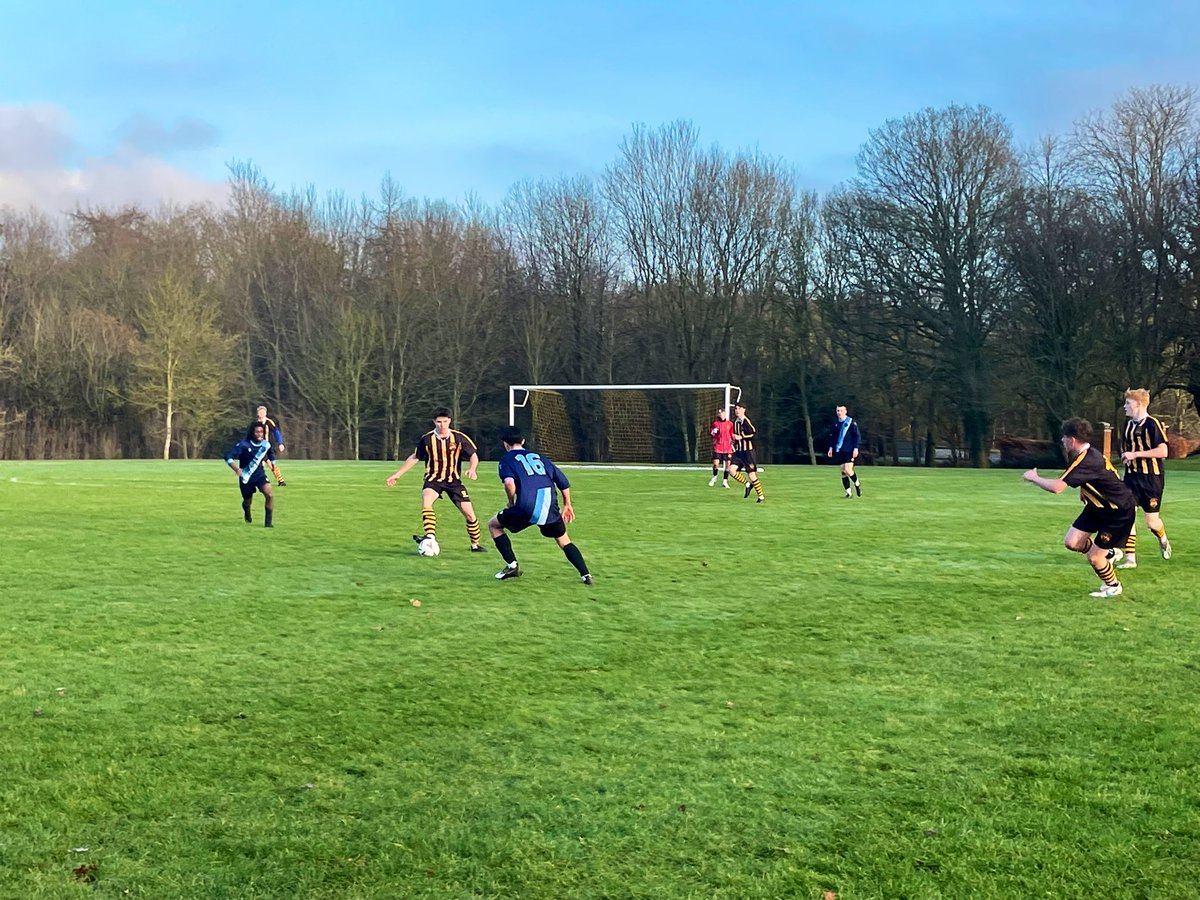 OratorySport's tweet photo. A wonderful Wednesday of #OratoryFootball v Reading School - great to get the season started after last weekends cancellations ❄️ ⚽️ 
🟡⚫️ #OratorySport https://t.co/9nE0THwRui