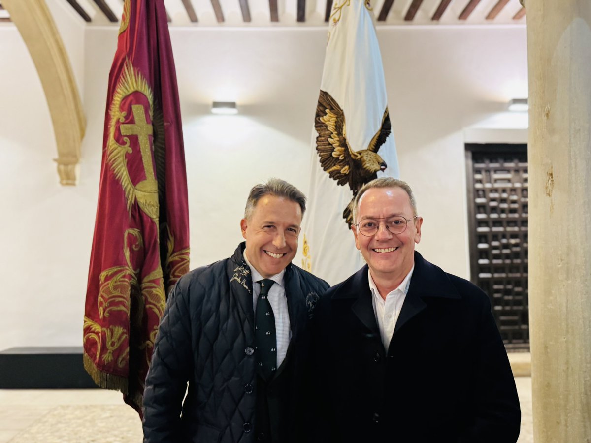 PasoBlanco_3's tweet photo. 🏳️ Está tarde hemos asistido el acto de presentación del cartel oficial de la Semana Santa de Lorca 2025, obra del pintor malagueño, Cristóbal Pérez TOVAL. https://t.co/HP2ESDOtXy
