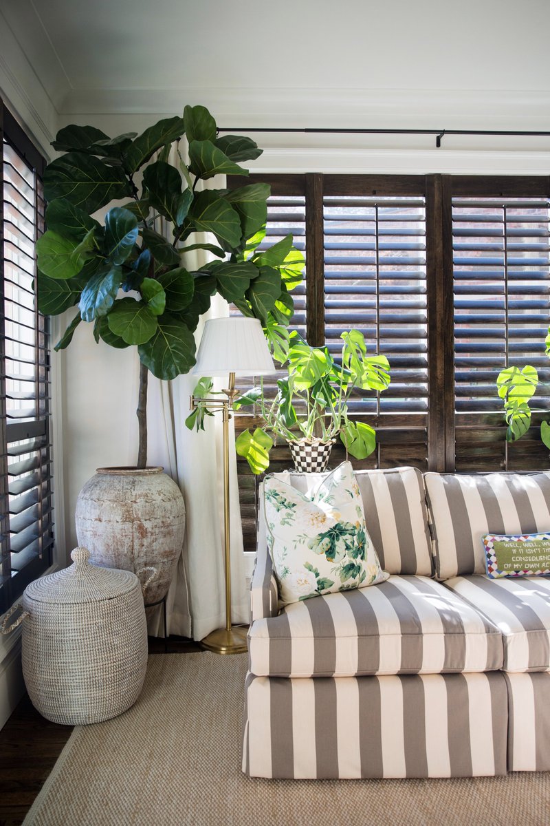 Sharing product details of our sitting room, where we truly spend SO much of our time -

carriebradshawlied.com/2025/01/sittin…

<a href="/ballarddesigns/">Ballard Designs</a>  #myballardstyle #partnership