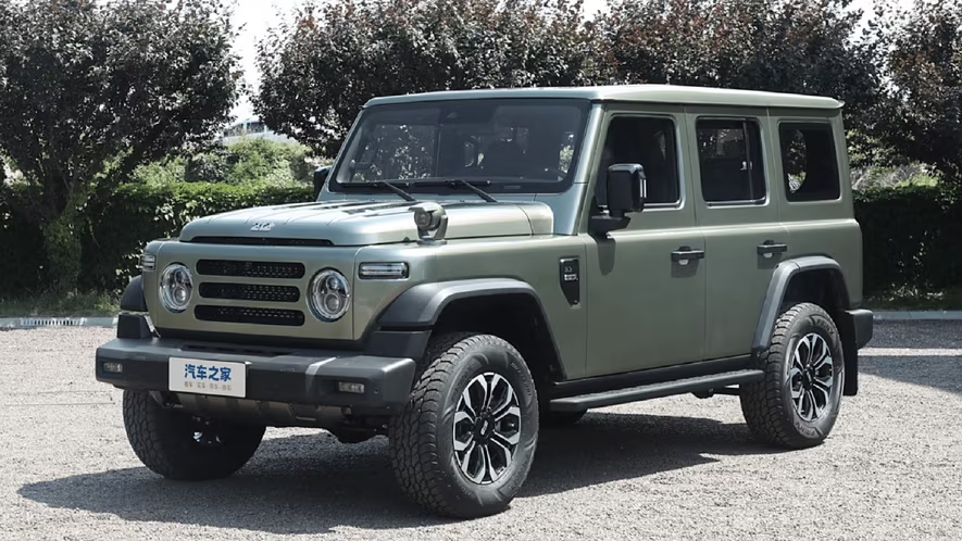 E_Boeminghaus's tweet photo. Der Peking Jeep kehrt zurück – Chinas Antwort auf den Wrangler! - Der chinesische Drache schlägt wieder gnadenlos zu
All das treibt Fans von waschechten Geländewagen bereits Tränen der Rührung in die Augen, schreibt Auto Motor und Sport.
#Geländewagen #Cheep #China
Rechts: Wrangler Jeep ca. 70.000 Euro
Links: „Peking Jeep“ 13.300 Euro
Wrangler ist nächstes Jahr in China erledigt und in fünf Jahren weltweit!
Zitat Auto Motor und Sport:
"Innen ganz modern In völligem Gegensatz zur rustikalen Außenoptik ist das Cockpit des BAW BJ212 gestaltet. Ein modernes, unten abgeflachtes Multifunktionslenkrad ist vor den volldigitalen Instrumenten montiert. Das heute unvermeidliche Zentral-Display ist im Querformat freistehend installiert, das Automatikgetriebe wird mit einem Designer-Hebel bedient."
"All das treibt Fans von waschechten Geländewagen bereits Tränen der Rührung in die Augen. Diese Klientel kann dann bei den angekündigten Preisen sogar ganz fest weinen: Rund 100.000 Yuan, umgerechnet etwa 13.300 Euro, soll der BJ212 kosten."
https://t.co/LPyjua7cpb
https://t.co/s8AD05UmV9