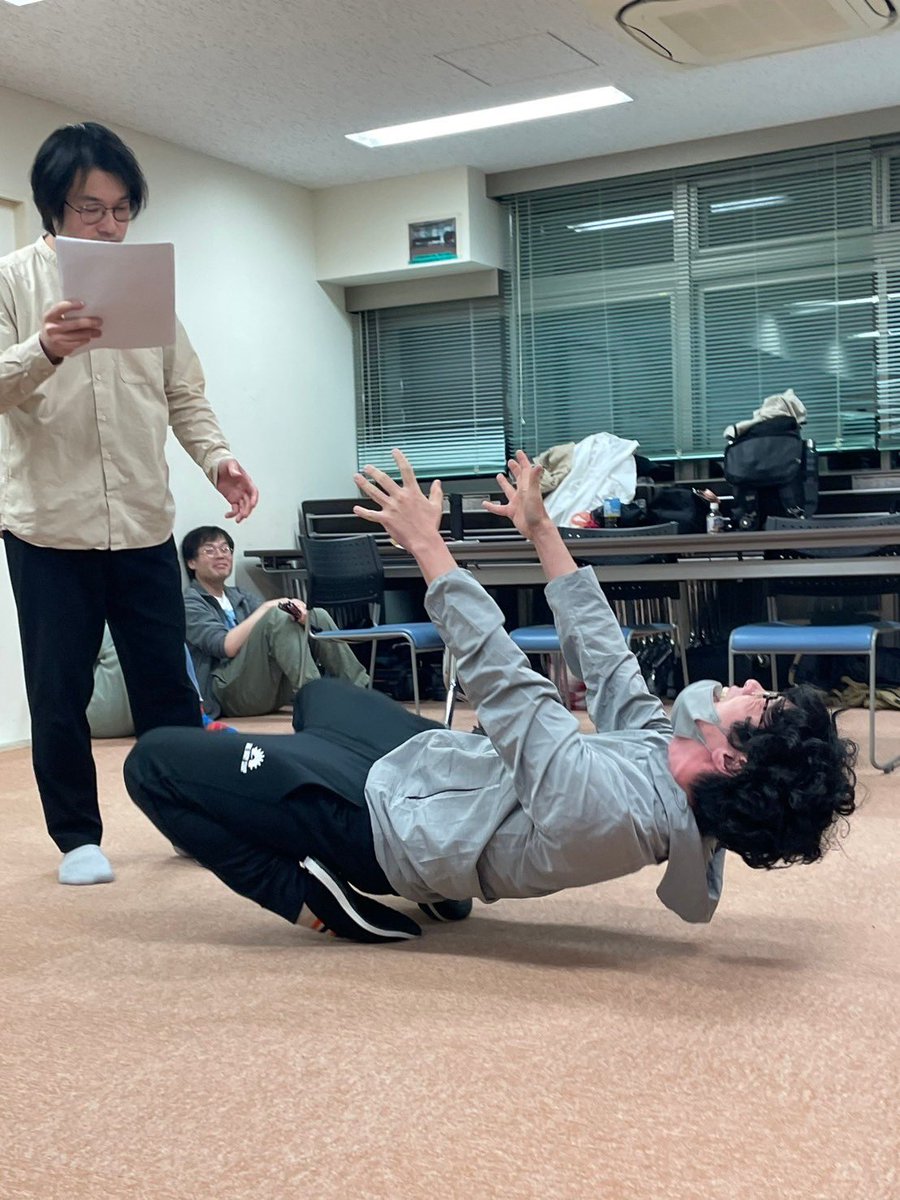 hyunk71_act's tweet photo. 続々と完売中！

今年は最初で最後の舞台出演になる可能性もあるので、
ご覧いただけると幸いです🧧

【残席情報】
22(水) 19:30 ❌
23(木) 19:30 ❌
24(金) 14:00 ⚠️残5／19:30 ⚠️
25(土) 13:00 ❌／18:00 ⚠️
26(日) 13:00 ⚠️残1／18:00 ⚠️

🎫ご予約
👉 https://t.co/h0fOdEgBuA

#かこジャン https://t.co/ZxRmr8bbbk