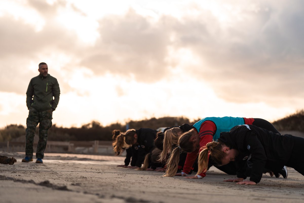 Op het strand in Hoek van Holland werd de onderlinge samenwerking, het doorzettingsvermogen en taken uitvoeren onder fysieke vermoeidheid getest. De dag eindigde met een potje sparren tegen de gasten! 🥊

⚫️🔴 #samensterk