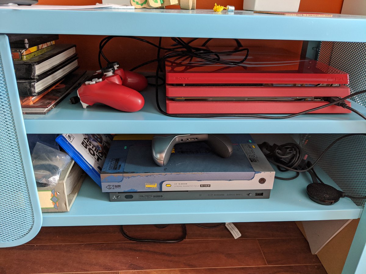 PenniacGiant's tweet image. 2020 was a strange and colourful time in my setup.

#PS4 #Xbox