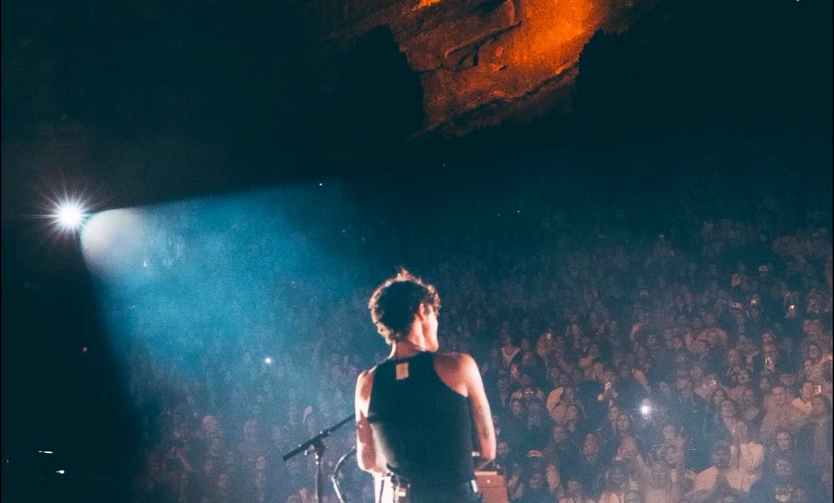 wonzdvr's tweet photo. a estética do show do red rocks foi linda https://t.co/SGwpTeUvDb