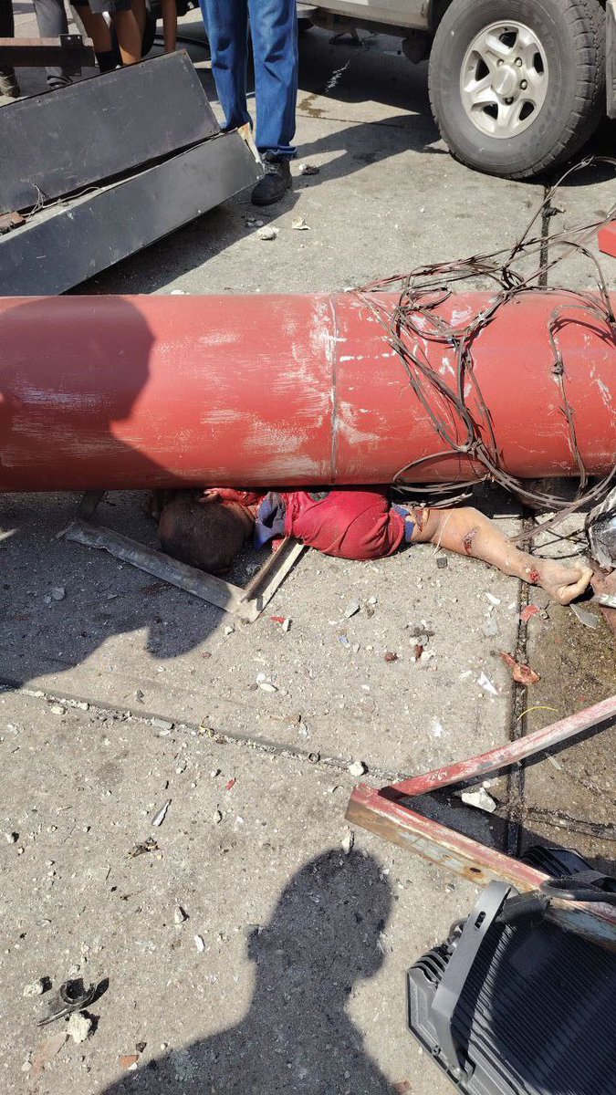 Birrilly's tweet photo. (((FATAL))#Caracas Hasta el momento se contabilizan 3muertos y varios heridos de gravedad debido al choque del camión que tuvo desperfecto mecánico contra la E/S #Mariperez en la Av #AndresBello @ReporteYa @ultimahoraenx @UHN_Plus @albertoprato02 @traficovv @eldiario @amilcarrock https://t.co/gbLHOu2iRr