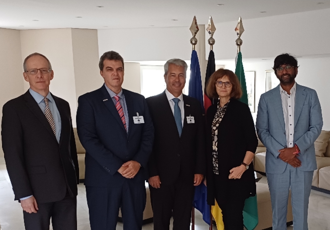 Hoje recebi o CEO da SMS group no Brasil, Paulo Pinheiro, com quem conversei sobre metalurgia verde e expectativas para o mercado brasileiro. A empresa possui uma sólida posição no 🇧🇷,tecnologia do futuro e projetos que fortalecem as nossas relações bilaterais.