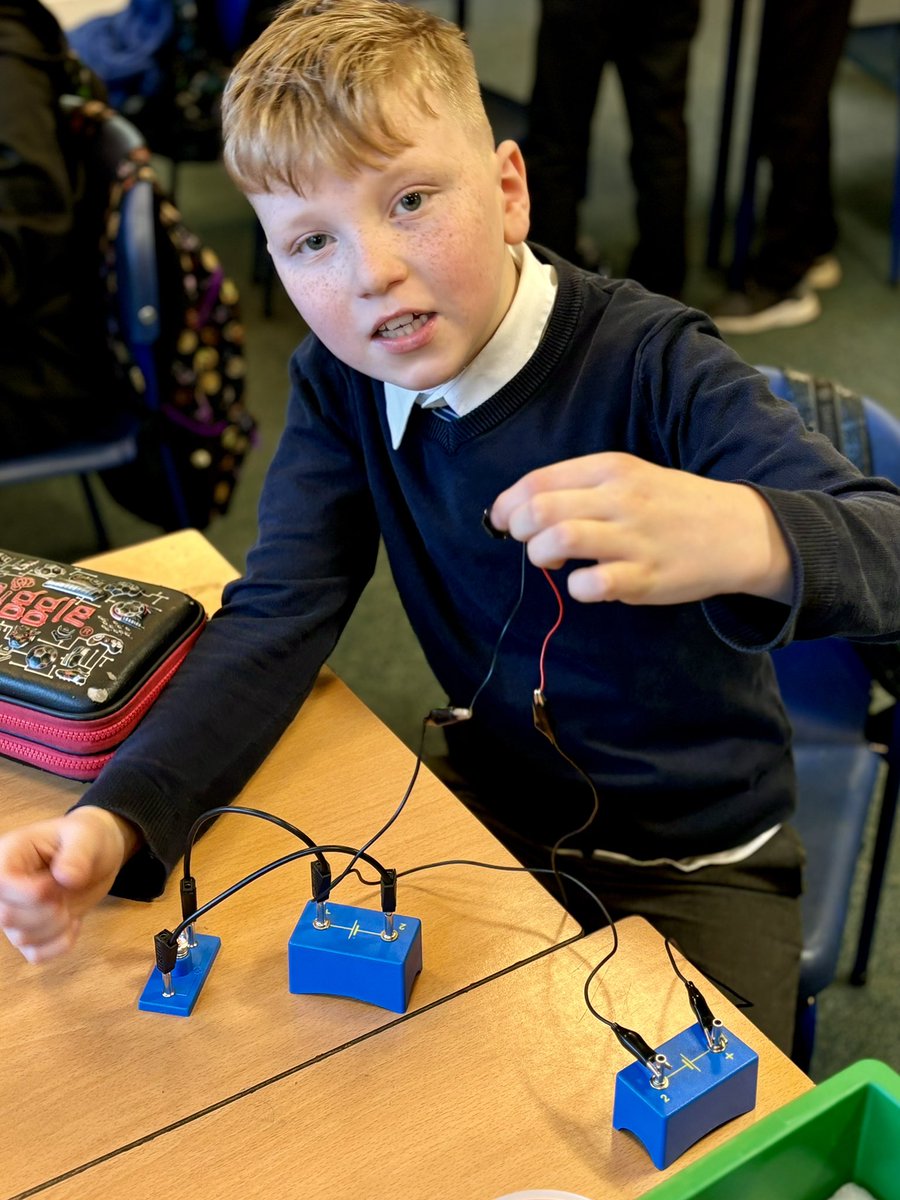 Anto_P5's tweet photo. During STEM Leading the Learning we created circuits and experimented with the electricity kits. We used lightbulbs, motors and buzzers. #antoSTEM https://t.co/SIzGnnt3bh