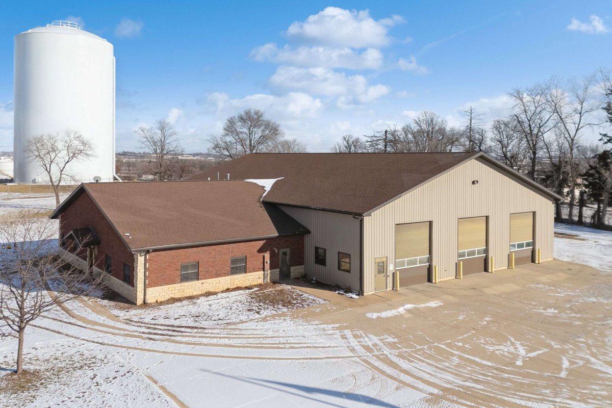 artcutech's tweet photo. 6205 11th St SW, Cedar Rapids, IA 52404-4780 just hit the market!
Take a look at this awesome space: https://t.co/iNVq9VmUft https://t.co/WwktMin772