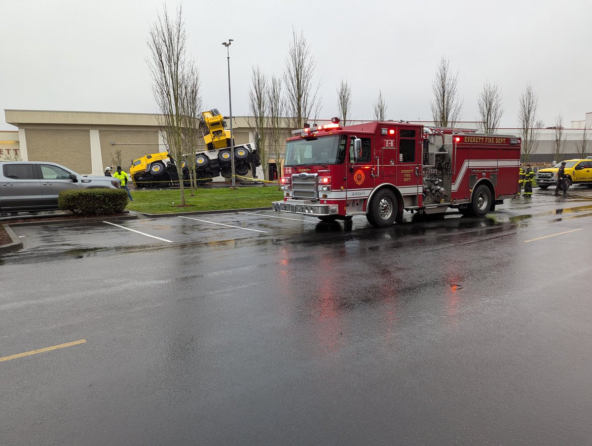 Crane collapse at Everett Mall. One worker from inside the building transported to the hospital. <a href="/KarinaVargasTV/">Karina Vargas</a> reports for <a href="/KOMONews/">KOMO News</a> tonight. -