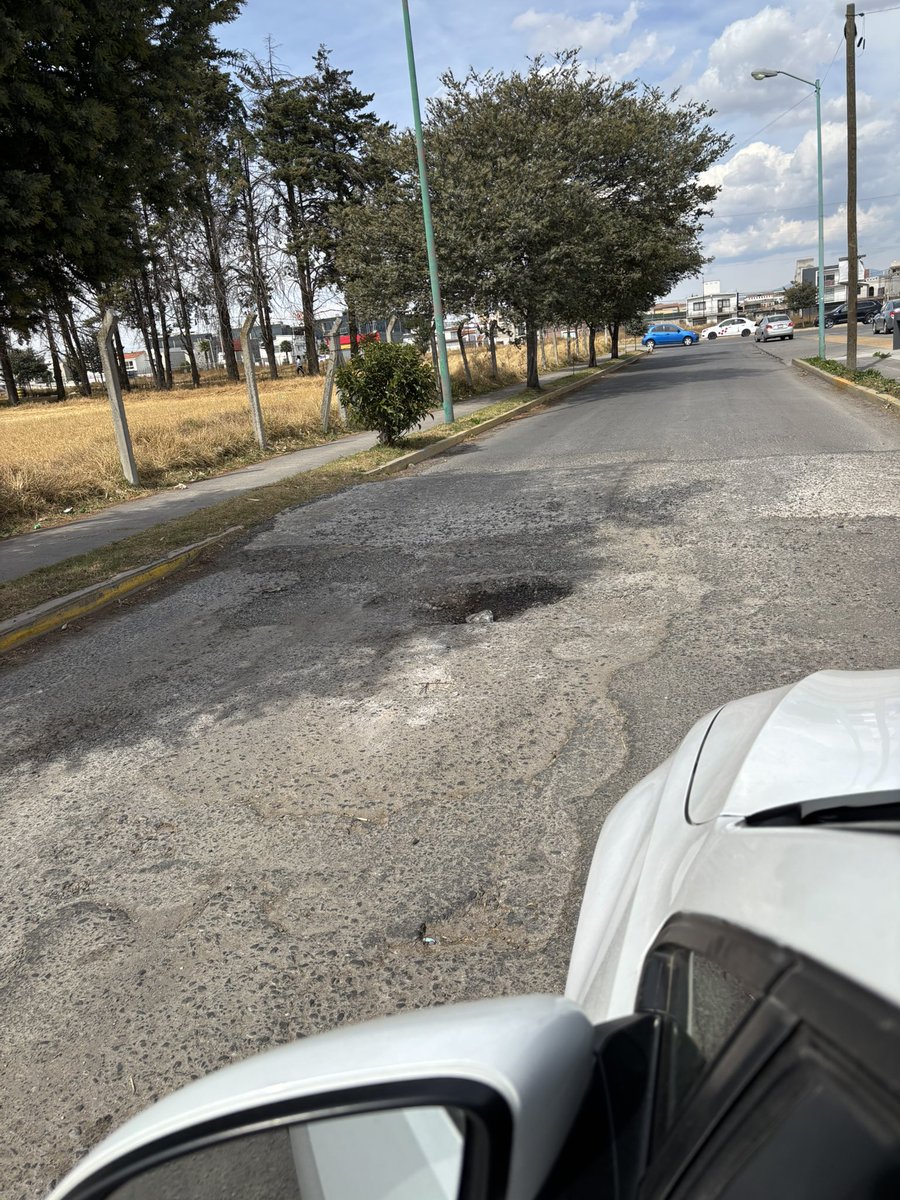 MarcoSanchezMna's tweet photo. @MetepecGobierno los cráteres en la calle de álamo por el parque bicentenario cuando tiene programado arreglar ??? @FerFlores_Emp @PartidoMorenaMx https://t.co/W9EH9V2dpi