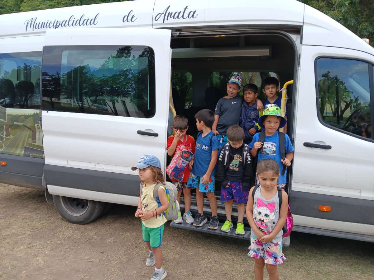 En el día de ayer los grupos de 4 y 5 años ,acompañados por sus seños: Guada y Casy, realizaron una jornada de intercambiando y socialización en la localidad de Caleufú. Las y los mas pequeños participaron de las actividades recreativas propuestas durante la mañana. 👏