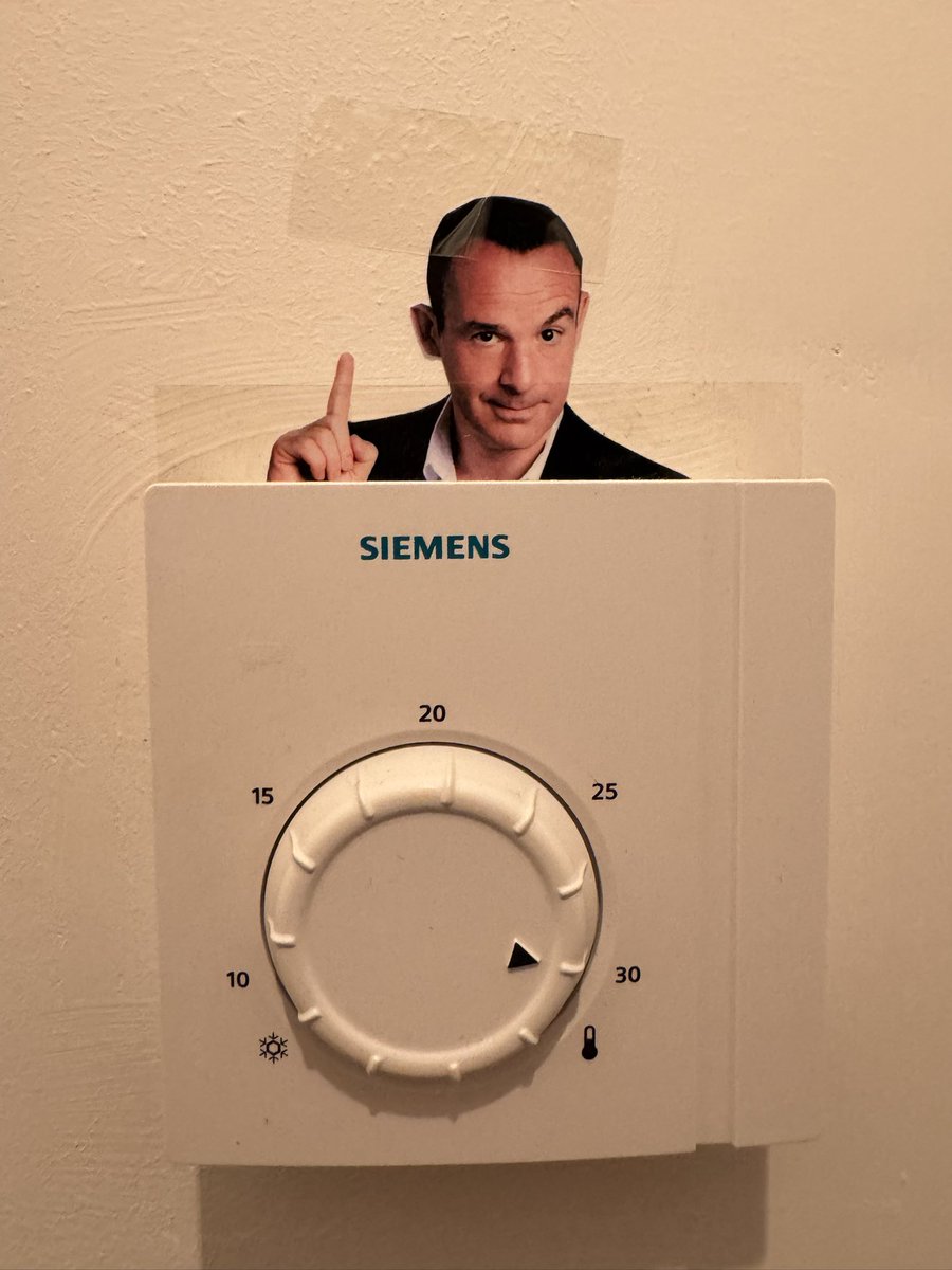 TheShaun92's tweet photo. My other half's attempt to get me to use electricity 😂 I have come home to a warning from @MartinSLewis #EnergySavings https://t.co/w8Okmnn06x