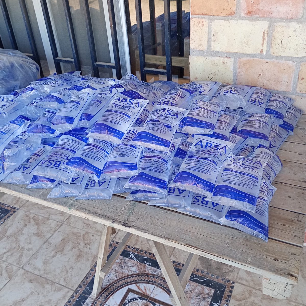 Kicillof en Bahía Blanca está entregando SACHETS DE AGUA por que la gente no tiene agua potable💀

70 años de peronismo descripción gráfica.