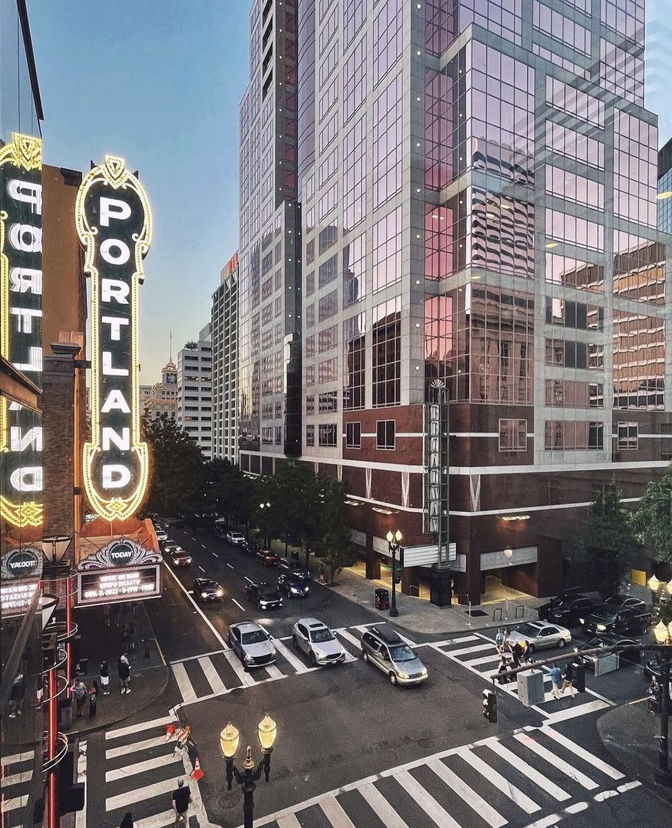 Walkable downtown Portland offers easy access to great food, green spaces, cultural offerings, tax-free shopping and seemingly endless things to do! Here's our full guide: shorturl.at/WbkDT 
📸: do_mingooo - IG
#PDX