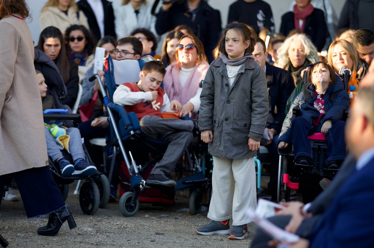 AytoHuelva's tweet photo. 🪨Colocamos la primera piedra del Centro Polivalente @PalantePopal de la Fundación Laberinto.

🫂Un espacio que simboliza la unidad de la sociedad onubense para hacer de Huelva una ciudad inclusiva, donde todos los ciudadanos puedan desarrollar sus proyectos de vida en igualdad. https://t.co/1tUOmFMmNf