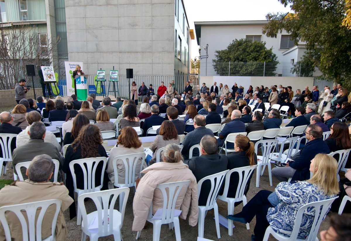 AytoHuelva's tweet photo. 🪨Colocamos la primera piedra del Centro Polivalente @PalantePopal de la Fundación Laberinto.

🫂Un espacio que simboliza la unidad de la sociedad onubense para hacer de Huelva una ciudad inclusiva, donde todos los ciudadanos puedan desarrollar sus proyectos de vida en igualdad. https://t.co/1tUOmFMmNf