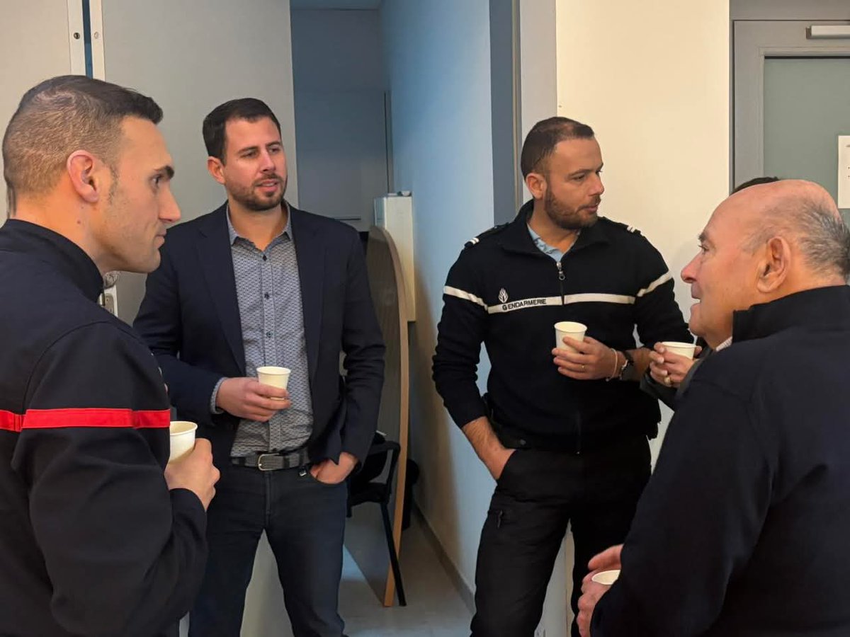christobaroni's tweet photo. Différentes missions mais un seul et même objectif ➡️ servir, secourir, protéger, prévenir 🛡️ 🚒🚓
Différentes tenues mais des valeurs identiques ➡️ altruisme, engagement, collectif, résilience, aventure, authenticité et union 👮🧑‍🚒🏰🦊
 #gendarmerie #pompiers #policemunicipale https://t.co/1bMSDJXlsz