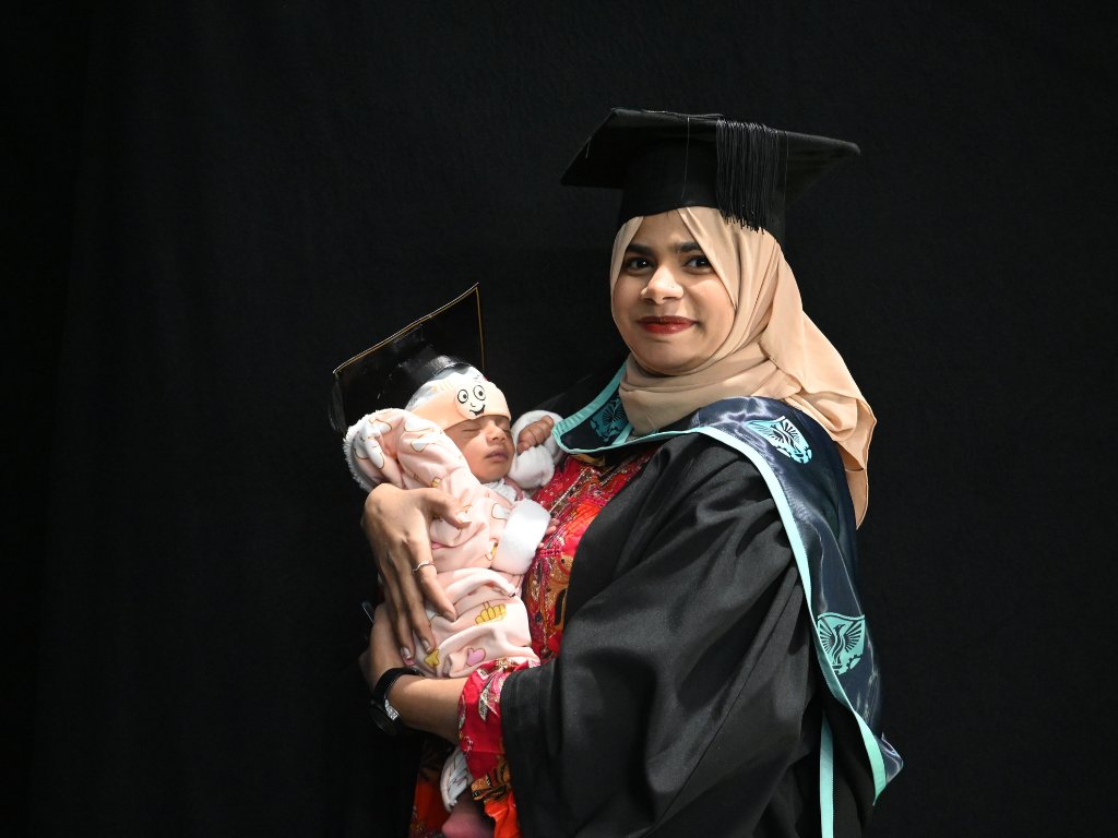 UEL_News's tweet photo. And that’s a wrap! 👏

Con-GRAD-ulations to all of our graduates and honorees who have celebrated with us this week! We can’t wait to watch the rest of your story. #UELWinterGrad #UELGrad2025 https://t.co/XtZLo4gC6x