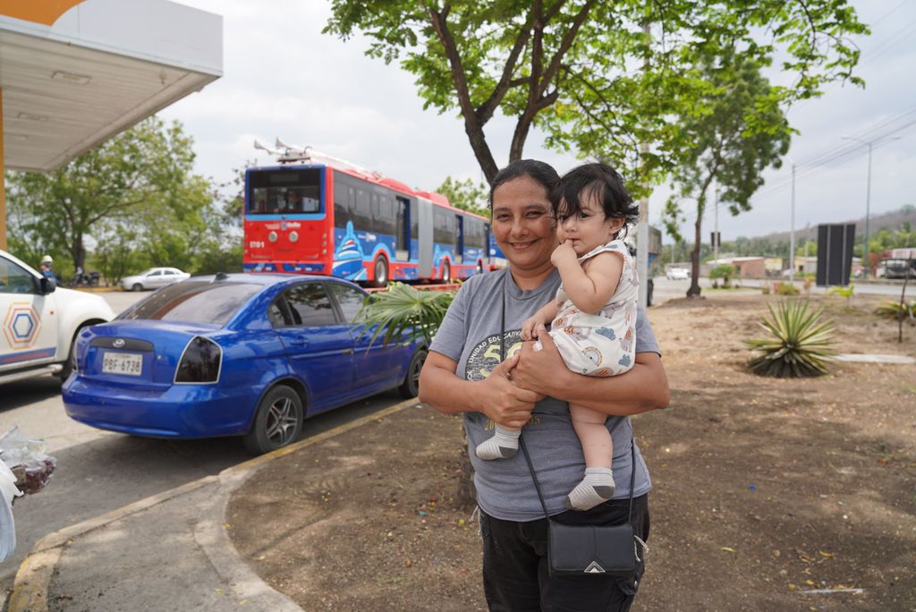 PasajerosQuito's tweet photo. 🚎#60NuevosTrolebuses | Las sonrisas son contagiosas mientras la gente observa cómo esta moderna unidad avanza hacia la capital. 

👉Es un símbolo de progreso y conexión. 

#QuitoRenace https://t.co/6ejv4ru4DZ