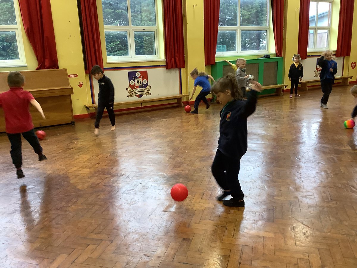 MrsLM_Thatto's tweet photo. We have been practising our football control and passing skills in PE. https://t.co/shsr7JNO7b