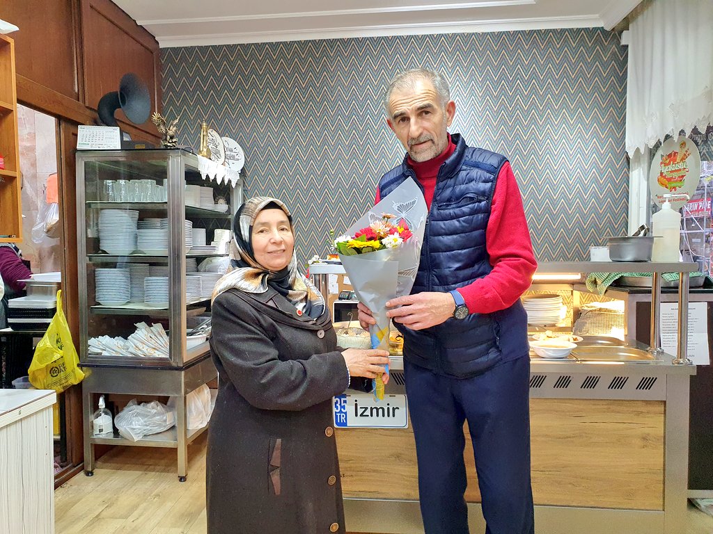 İzmir'in sayılı restoranlarından Ayşa Boşnak Börekçisi'nin ortaklarından Orhan Karadan'ın, Alsancak'ta "Balkan Eli Ev Yemekleri" adıyla açtığı yeni işyerine hayırlı olsun ziyaretinde bulunduk.
