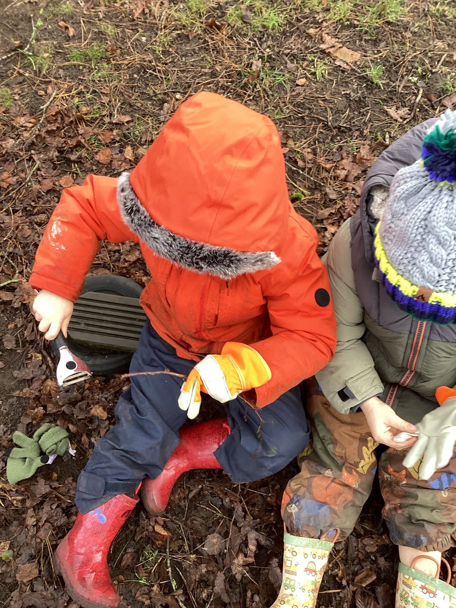 HorncastlePri's tweet photo. Pre school enjoying their forest school session sharpening sticks and roasting marshmallows. 🔥 😋 #experiencesforall #naturesclassroom https://t.co/rF7GdibrvP
